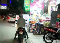 Vỉa hè gần như bị 'cướp' hết, lấy đâu chỗ mà đi bộ?