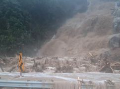 Ảnh: Đèo Khánh Lê sạt lở, tuyến đường Nha Trang - Đà Lạt tê liệt