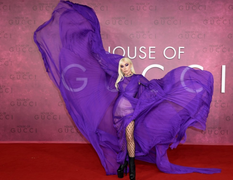 Màn tung váy ấn tượng của Lady Gaga tại buổi công chiếu phim