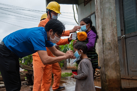 Điện lực Đắk Lắk tặng vật tư y tế cho Buôn kết nghĩa M’riu