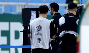 Ảnh: Tuyển Việt Nam nín thở chờ VAR, Quang Hải bắt chước trọng tài