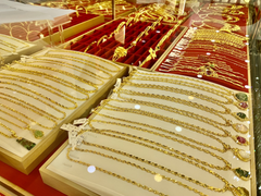 Giá vàng lên cao nhất năm, giao dịch trầm lắng