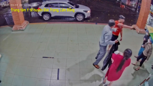 Video: Bị nhắc nhở đeo khẩu trang, cán bộ công an chĩa súng vào nhân viên y tế 