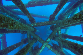 Tàu ngầm Mỹ USS Connecticut có thể đã va vào giàn khoan dầu ở Biển Đông