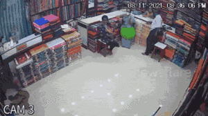 Video: Xe máy lao vào cửa hàng, người phụ nữ mang thai may mắn thoát nạn