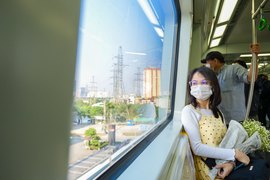 Ảnh: Tàu điện trên cao Cát Linh - Hà Đông 'hút' giới trẻ dịp cuối tuần