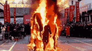 Video: Mặc đồ chuyên dụng, lính cứu hỏa ung dung bước ra khỏi ngọn lửa đỏ rực