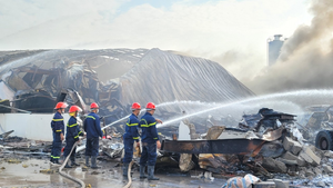 Sau gần 1 ngày, lửa vẫn âm ỉ trong công ty sản xuất nhựa ở Bắc Giang