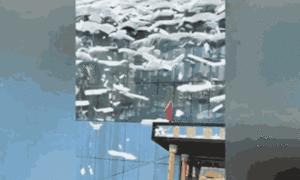 Video: Những khối tuyết khổng lồ rơi như thác nước từ nóc sân vận động