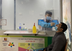 Buồng lấy mẫu xét nghiệm COVID-19 và tâm huyết của người thầy đam mê khoa học