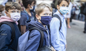 Các nước cho học sinh đến trường trong điều kiện COVID-19 ra sao?