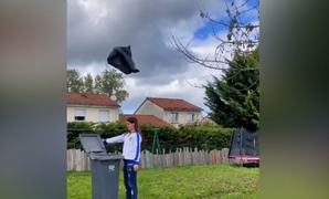 Đã vụng còn 'đu trend', cô gái bị túi rác ụp xuống đầu