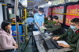 Công an Hà Nội cấp căn cước công dân gắn chip cho dân trên xe buýt lưu động