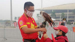 Video: Cổ động viên mang đại bàng đến sân Mỹ Đình cỗ vũ tuyển Việt Nam 