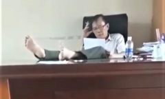 Trần tình của Hạt trưởng Kiểm lâm Đắk Nông bị tố gác 2 chân lên bàn làm việc