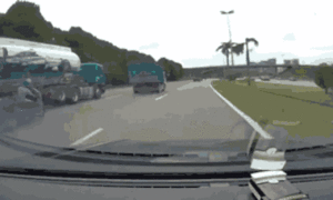 Video: Xe máy lao vào xe chở dầu, người đàn ông thoát chết kỳ diệu