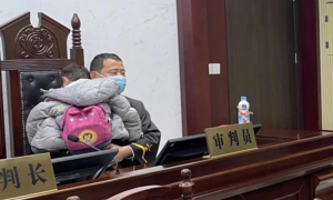 Xúc động cảnh thẩm phán dỗ em bé 3 tuổi khi cha mẹ ly dị