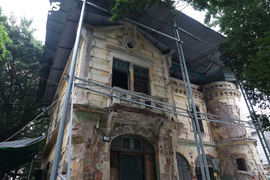 Ảnh: Căn biệt thự Pháp cổ 1.000m2 bị bỏ hoang giữa khu 'đất vàng' Hà Nội