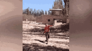 Video: Người đàn ông trình diễn kỹ năng đá bóng kinh ngạc