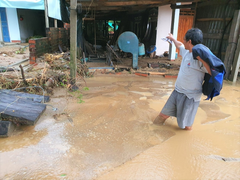 Ảnh: Núi Cấm liên tiếp sạt lở, bùn đất nhão nhoẹt phủ kín khắp nhà dân