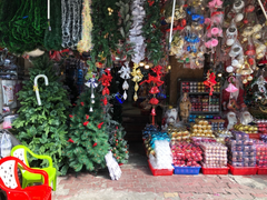 Chợ bán đồ trang trí Giáng sinh tại TP.HCM ảm đạm, chủ tiệm thở dài vì bán ế