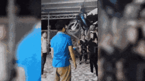 Video: Người phụ nữ dùng đầu đội xe máy cùng một thanh niên