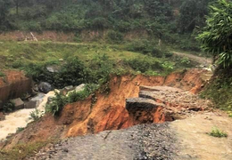 Ảnh: Núi sạt lở, mặt đường đứt gãy, hàng ngàn người dân Trà Leng bị cô lập