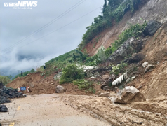 Ảnh: Sạt lở ta luy đường Trường Sơn Đông gây ách tắc giao thông
