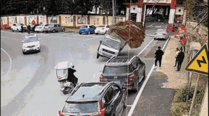 Video: Vào cua gấp, xe tải chở ván gỗ lật nghiêng trên đường