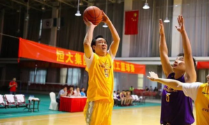 Sếp Trung Quốc được nhân viên cung phụng, dư luận tỏ ra 'khó coi'