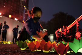 Tưởng niệm đồng bào tử vong và cán bộ, chiến sĩ hy sinh vì COVID-19