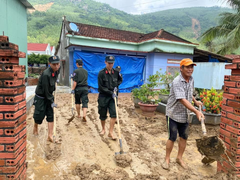 Công an tỉnh Bình Định giúp dân dọn dẹp sau hai trận núi Cấm sạt lở kinh hoàng