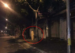 Đi nhậu về, anh chàng tỉnh cả rượu khi thấy ‘bóng trắng’ lấp ló ở vỉa hè