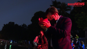 Video: Toàn cảnh đêm tưởng niệm hơn 23.000 người mất vì COVID-19 tại Hà Nội