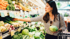 Cách nhận biết rau củ quả sạch: 4 'tuyệt chiêu' chọn mua đồ tươi ngon, đáng tiền