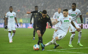 Video: Bayern Munich thua sốc đối thủ đua trụ hạng