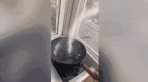 Video: Kỳ lạ khói hình lốc xoáy bốc lên khi người phụ nữ đun nóng dầu ăn