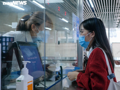 Những hành khách đầu tiên mua vé trong ngày tàu Cát Linh - Hà Đông chạy thu phí 