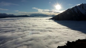 Video: Mây cuồn cuộn như sóng biển trên núi Alps