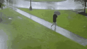 Video: Bị sét đánh sát sườn, người đàn ông may mắn thoát chết