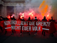 Dịch COVID-19 tràn lan, dân châu Âu vẫn biểu tình phản đối phong tỏa