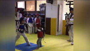 Bật cười xem võ sĩ nhí tung 'liên hoàn cước'