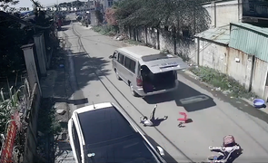 Sơn La: Xe đưa đón học sinh rơi cánh cửa, một em chết thương tâm