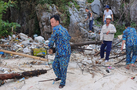 Ảnh: Bộ đội biên phòng dọn rác thải đại dương trên đảo Long Châu