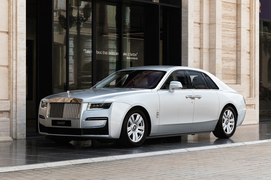 Ngắm siêu xe Rolls-Royce New Ghost màu bạc tuyệt đẹp trên phố TP.HCM