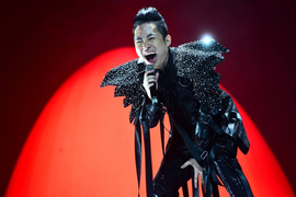 Tùng Dương mang hit triệu views vào liveshow 