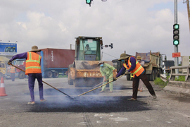 Ảnh: Vá 'ổ voi, ổ gà' chằng chịt trên Quốc lộ 1A sau mưa lớn