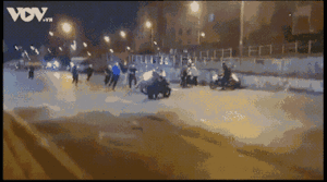 Video: Cảnh sát vây bắt hơn 40 'quái xế' náo loạn đường phố Hà Nội