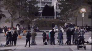 Video: Xe hơi lao vào đám đông diễu hành Giáng sinh, nhiều người bị thương