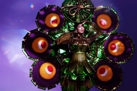 Nhà thiết kế kể chuyện làm bộ váy bánh tét cho Kim Duyên thi Miss Universe